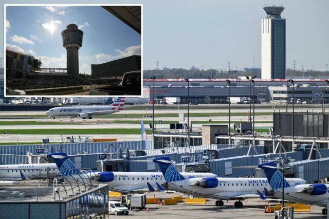 Torre de controle do Aeroporto LaGuardia, com prédios e carros estacionados, sob um céu azul com algumas nuvens.