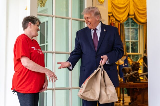 Vovó DoorDash reage às reivindicações de ator pago após vídeo Vovó DoorDash reage às reivindicações de ator pago após vídeo de Trump