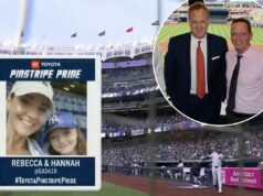 ‘Vovó muito jovem’ causa momento engraçado na transmissão dos Yankees Três homens posando para uma foto em uma cabine de transmissão com vista para o Yankee Stadium.