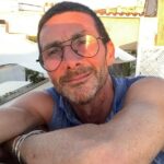 O assistente de loja de Waitrose, Walker Smith, 54, foi demitido após atacar um ladrão que tentava roubar ovos de Páscoa luxuosos