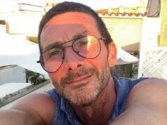 Waitrose enfrenta reação cada vez maior após demitir um trabalhador por lidar com um ladrão de ovos de Páscoa, já que o supermercado insiste que há um “sério perigo de vida” ao confrontar ladrões de lojas O assistente de loja de Waitrose, Walker Smith, 54, foi demitido após atacar um ladrão que tentava roubar ovos de Páscoa luxuosos