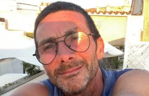 Waitrose enfrenta reação cada vez maior após demitir um trabalhador por lidar com um ladrão de ovos de Páscoa, já que o supermercado insiste que há um “sério perigo de vida” ao confrontar ladrões de lojas O assistente de loja de Waitrose, Walker Smith, 54, foi demitido após atacar um ladrão que tentava roubar ovos de Páscoa luxuosos