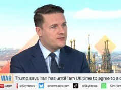 Wes Streeting revida Trump após Starmer ‘Chamberlain’ repreender dizendo que a decisão do PM de manter o Reino Unido fora da guerra do Irã é ‘justificada todos os dias’ O secretário da Saúde disse que a decisão de Keir Starmer de manter a Grã-Bretanha fora do conflito estava sendo justificada todos os dias, após o último ataque do presidente ao primeiro-ministro