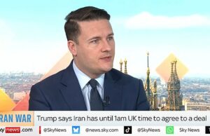 Wes Streeting revida Trump após Starmer ‘Chamberlain’ repreender dizendo que a decisão do PM de manter o Reino Unido fora da guerra do Irã é ‘justificada todos os dias’ O secretário da Saúde disse que a decisão de Keir Starmer de manter a Grã-Bretanha fora do conflito estava sendo justificada todos os dias, após o último ataque do presidente ao primeiro-ministro