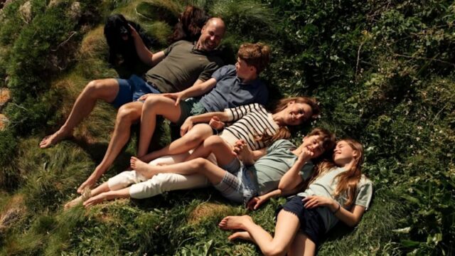 A foto foi tirada durante as férias de Páscoa da família na Cornualha.