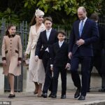 William e Kate lideram a realeza no culto do domingo de Páscoa em Windsor e são acompanhados pelo rei e pela rainha - após o exílio, Andrew leva seus cachorros para passear e Fergie, Beatrice e Eugenie ficam longe