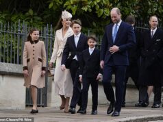 William e Kate lideram a realeza no culto do domingo de Páscoa em Windsor e são acompanhados pelo rei e pela rainha – após o exílio, Andrew leva seus cachorros para passear e Fergie, Beatrice e Eugenie ficam longe William e Kate lideram a realeza no culto do domingo de Páscoa em Windsor e são acompanhados pelo rei e pela rainha - após o exílio, Andrew leva seus cachorros para passear e Fergie, Beatrice e Eugenie ficam longe