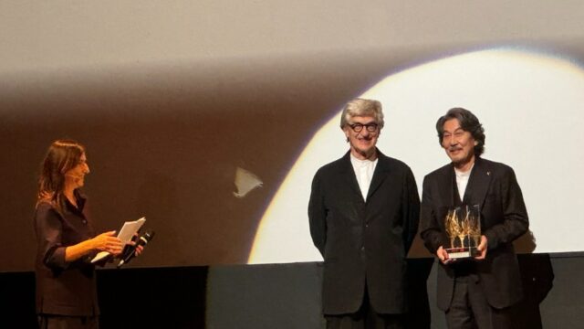 Wim Wenders presenteia Yakusho Koji com Golden Mulberry do Far East Film Festival e descreve a filmagem de 'dias perfeitos' com a disciplina de um documentário
