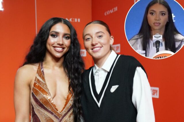 Azzi Fudd e Paige Bueckers nº 5 do Dallas Wings posando para uma foto durante o Draft da WNBA de 2026.