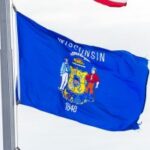 Bandeira do estado de Wisconsin hasteada em um mastro.