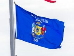 Wisconsin processa plataformas de mercado de previsões por supostas operações ilegais de apostas esportivas Bandeira do estado de Wisconsin hasteada em um mastro.
