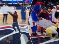 Wizards são forçados a se desculpar quando a pegadinha do Primeiro de Abril dá terrivelmente errado Um fã posando para uma foto com os mascotes do Washington Wizards e um cheque falso de US$ 10 mil por uma pegadinha do Dia da Mentira.