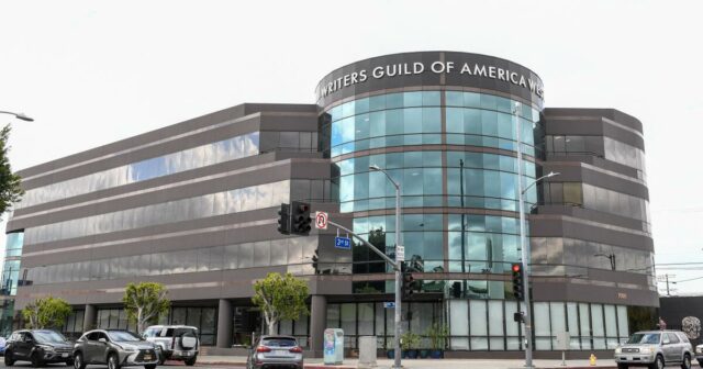 Writers Guild firma acordo provisório de contrato com estúdios
