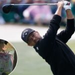 Xander Schauffele, dos EUA, acertando sua tacada inicial no Masters.