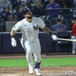 O defensor esquerdo do New York Yankees, Jasson Domínguez # 24, voa para a direita na terceira entrada.