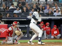 Yankees fazendo trabalho extra nas bandeirinhas na tentativa de melhorar no small ball Ryan McMahon, acertando uma única tacada interna no terceiro inning, mais tarde tentou acertar uma rebatida no sexto inning, mas foi derrubado pelo arremessador na derrota dos Yankees por 7-1 para os Angels em 14 de abril de 2026 no Stadium.