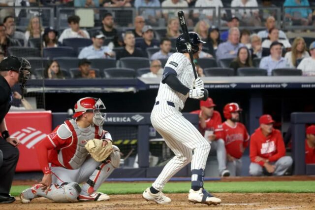 Yankees fazendo trabalho extra nas bandeirinhas na tentativa de melhorar Ryan McMahon, acertando uma única tacada interna no terceiro inning, mais tarde tentou acertar uma rebatida no sexto inning, mas foi derrubado pelo arremessador na derrota dos Yankees por 7-1 para os Angels em 14 de abril de 2026 no Stadium.