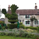 Cockadoodle, retratado em 2016 com Richard Harper, o ex-proprietário da casa de campo listada como Grade II à qual pertence