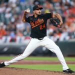 Zach Eflin nº 24 do Baltimore Orioles arremessa na terceira entrada contra o Texas Rangers no Oriole Park em Camden Yards em 31 de março de 2026 em Baltimore, Maryland.