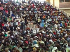 Zimbabuenses temem que a mudança constitucional planeada acabe com a escolha política O presidente do Zimbábue, Emmerson Mnangagwa, visto aqui em 20 de agosto de 2025. (Arquivo Richard A. Brooks/AFP)