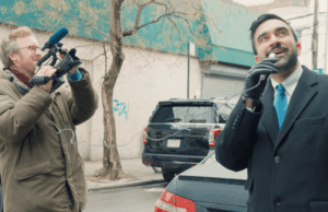 Zohran Mamdani entrevistado por John Wilson em vídeo sobre a redução de andaimes na cidade de Nova York (EXCLUSIVO) Zohran Mamdani entrevistado por John Wilson em vídeo sobre a redução de andaimes na cidade de Nova York (EXCLUSIVO)