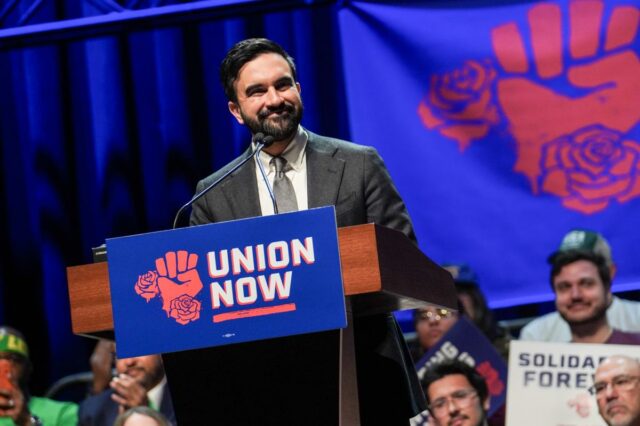 Zohran Mamdani se dá um tapinha nas costas com uma Zohran Mamdani se dá um tapinha nas costas com uma festa de 100 dias, discurso que os críticos chamam de 'insegurança massiva'