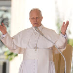 Papa Leão XIV aparece na loggia central da Basílica de São Pedro após ser escolhido o 267º pontífice da Igreja Católica Romana, no Vaticano, quinta-feira, 8 de maio de 2025. (AP Photo/Alessandra Tarantino)