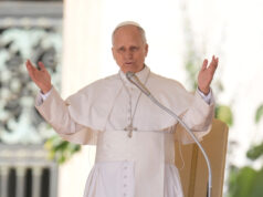 ‘Absurdo e desumano’: todos sabemos de quem o Papa Leão está falando Papa Leão XIV aparece na loggia central da Basílica de São Pedro após ser escolhido o 267º pontífice da Igreja Católica Romana, no Vaticano, quinta-feira, 8 de maio de 2025. (AP Photo/Alessandra Tarantino)