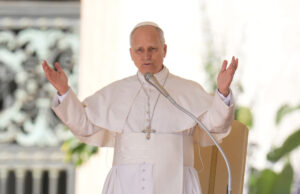 ‘Absurdo e desumano’: todos sabemos de quem o Papa Leão está falando Papa Leão XIV aparece na loggia central da Basílica de São Pedro após ser escolhido o 267º pontífice da Igreja Católica Romana, no Vaticano, quinta-feira, 8 de maio de 2025. (AP Photo/Alessandra Tarantino)