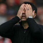 O zagueiro inglês nº 04 do Arsenal, Ben White, reage após a partida de futebol das quartas de final da Copa da Inglaterra entre Southampton e Arsenal no St Mary's Stadium em Southampton, sul da Inglaterra, em 4 de abril de 2026. A partida terminou Southampton 2 Arsenal 1 (Foto de Glyn KIRK / AFP) / RESTRITO A USO EDITORIAL. Não use áudio, vídeo, dados, listas de jogos, logotipos de clubes/ligas ou serviços