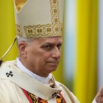 O Papa Leão XIV chega para celebrar uma missa no aeroporto de Bamenda, nos Camarões, na quinta-feira.