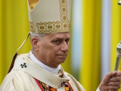 ‘Devastado por tiranos’: Papa critica aqueles que ‘manipulam’ Deus para justificar a guerra em meio à rivalidade com Trump O Papa Leão XIV chega para celebrar uma missa no aeroporto de Bamenda, nos Camarões, na quinta-feira.