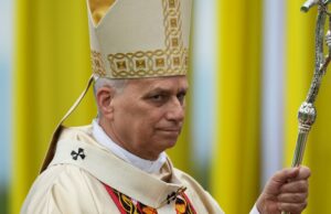 ‘Devastado por tiranos’: Papa critica aqueles que ‘manipulam’ Deus para justificar a guerra em meio à rivalidade com Trump O Papa Leão XIV chega para celebrar uma missa no aeroporto de Bamenda, nos Camarões, na quinta-feira.