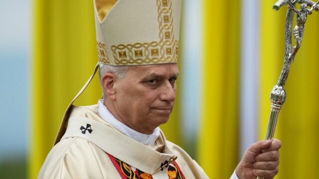 O Papa Leão XIV chega para celebrar uma missa no aeroporto de Bamenda, nos Camarões, na quinta-feira.