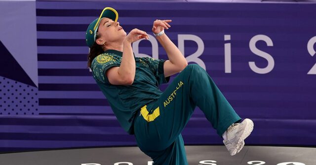 O breakdancer olímpico Raygun foi despedido voluntariamente de uma universidade de Sydney.