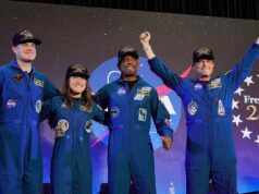 ‘Eu não processei o que acabamos de fazer’: os astronautas que viajam pela lua de Artemis voltam para casa para aplausos Os membros da tripulação do Artemis, Jeremy Hansen, Christina Koch, Victor Glover e Reid Wiseman aparecem em Houston.