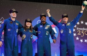 ‘Eu não processei o que acabamos de fazer’: os astronautas que viajam pela lua de Artemis voltam para casa para aplausos Os membros da tripulação do Artemis, Jeremy Hansen, Christina Koch, Victor Glover e Reid Wiseman aparecem em Houston.