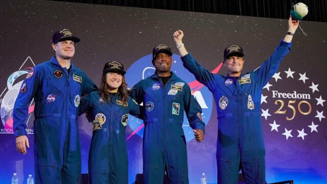 Os membros da tripulação do Artemis, Jeremy Hansen, Christina Koch, Victor Glover e Reid Wiseman aparecem em Houston.