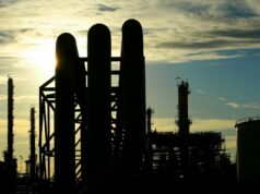 ‘Grande incêndio’ em refinaria de petróleo força moradores próximos a ficarem dentro de casa ‘Grande incêndio’ em refinaria de petróleo força moradores próximos a ficarem dentro de casa