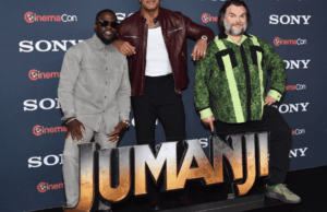 ‘Jumanji 3’ ganha título oficial e trailer cheio de ação no CinemaCon; Dwayne Johnson provoca homenagem a Robin Williams ‘Jumanji 3’ ganha título oficial e trailer cheio de ação no CinemaCon; Dwayne Johnson provoca homenagem a Robin Williams
