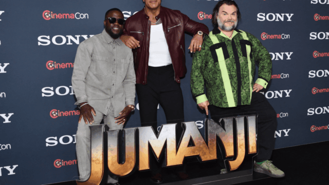 ‘Jumanji 3’ ganha título oficial e trailer cheio de ação ‘Jumanji 3’ ganha título oficial e trailer cheio de ação no CinemaCon; Dwayne Johnson provoca homenagem a Robin Williams