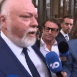 Kyle Sandilands foi assediado por repórteres fora do tribunal.