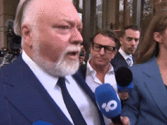 ‘Se você comprar Kyle, você ganha Kyle’: a explosiva reivindicação judicial do advogado Kyle Sandilands foi assediado por repórteres fora do tribunal.