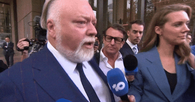 Kyle Sandilands foi assediado por repórteres fora do tribunal.