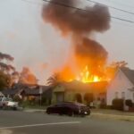 Uma explosão e um incêndio irrompem em um prédio em um bairro residencial.