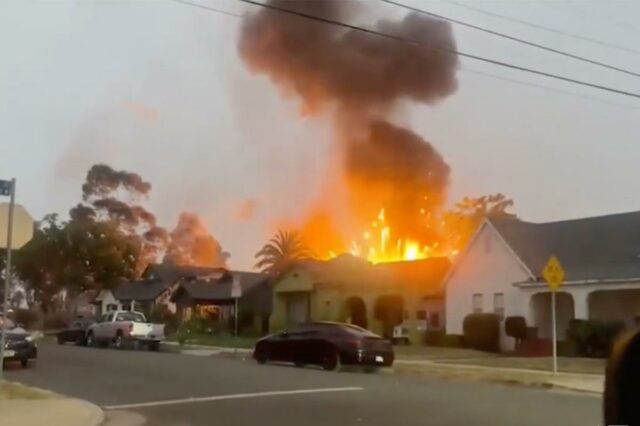 Uma explosão e um incêndio irrompem em um prédio em um bairro residencial.