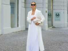 17 vestidos emagrecedores para canalizar a rica energia do Upper East Side – a partir de US$ 25 Diane Batoukina usa vestido midi de seda branca com estampa de listras azuis e marinho, mangas curtas e gola pontuda da Sandro. Um lenço de seda Sandro combinando está amarrado frouxamente no decote. Uma mini bolsa branca com alça de corrente e detalhes dourados da Chanel é usada na transversal. O calçado consiste em sandálias brancas de salto aberto da Aeyde. Os óculos de sol quadrados Dior com lentes gradientes escuras completam o visual. Cabelo castanho longo e liso é penteado com uma parte central. Os lábios ficam sutilmente coloridos e a pele parece lisa e uniforme. Foto de corpo inteiro, durante uma sessão de fotos de moda de rua, em 28 de abril de 2025 em Paris, França.