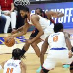 Mikal Bridges rouba a bola de James Harden durante a vitória dos Knicks por 121-108 no jogo 3 sobre os Cavaliers em 23 de maio de 2026 em Cleveland.