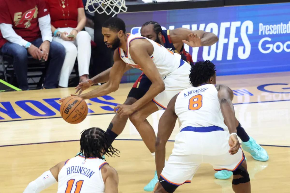 Mikal Bridges rouba a bola de James Harden durante a vitória dos Knicks por 121-108 no jogo 3 sobre os Cavaliers em 23 de maio de 2026 em Cleveland.