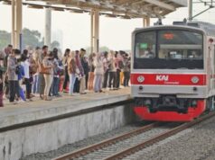 2 KRL Rangkasbitung Dilempar Batu Semalam, Kaca Pintu e Jendela Pecah 2 KRL Rangkasbitung Dilempar Batu Semalam, Kaca Pintu e Jendela Pecah